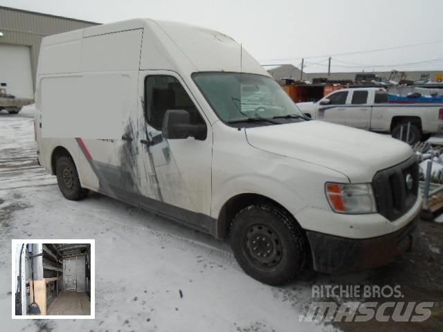 Nissan NV2500HD Camiones con caja de remolque