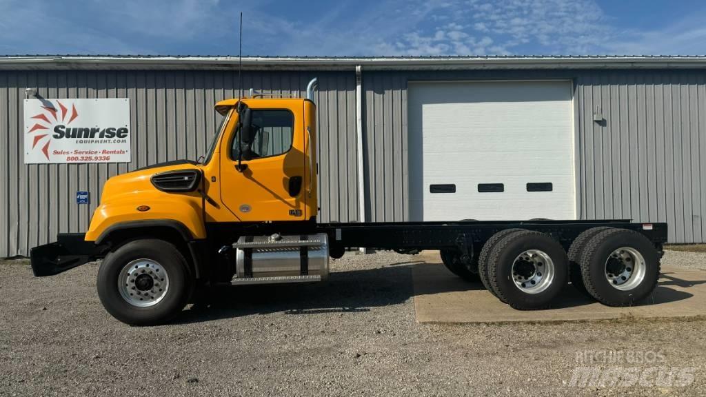 Freightliner 114 SD Camiones con chasís y cabina