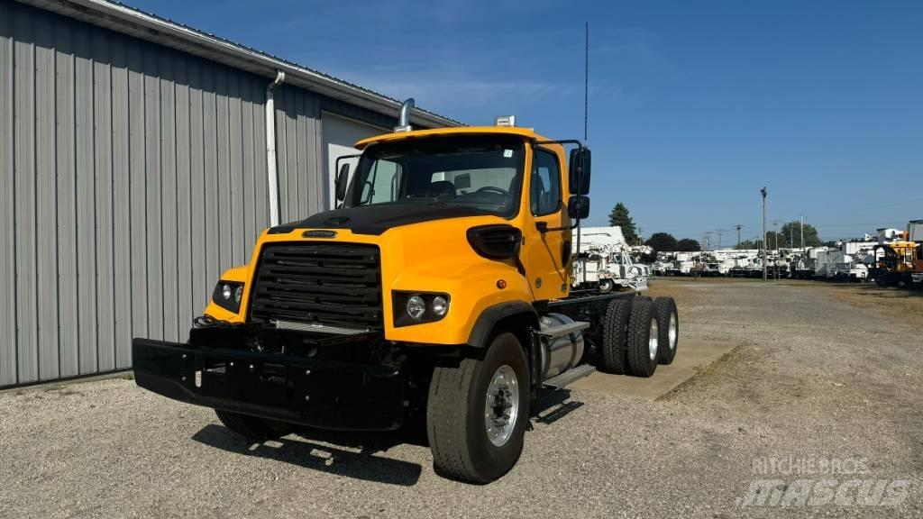 Freightliner 114 SD Camiones con chasís y cabina