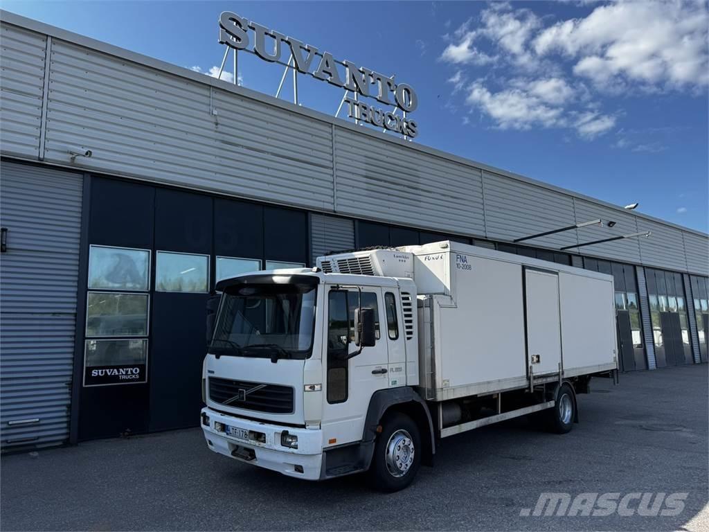Volvo FL220 Camiones con caja de remolque