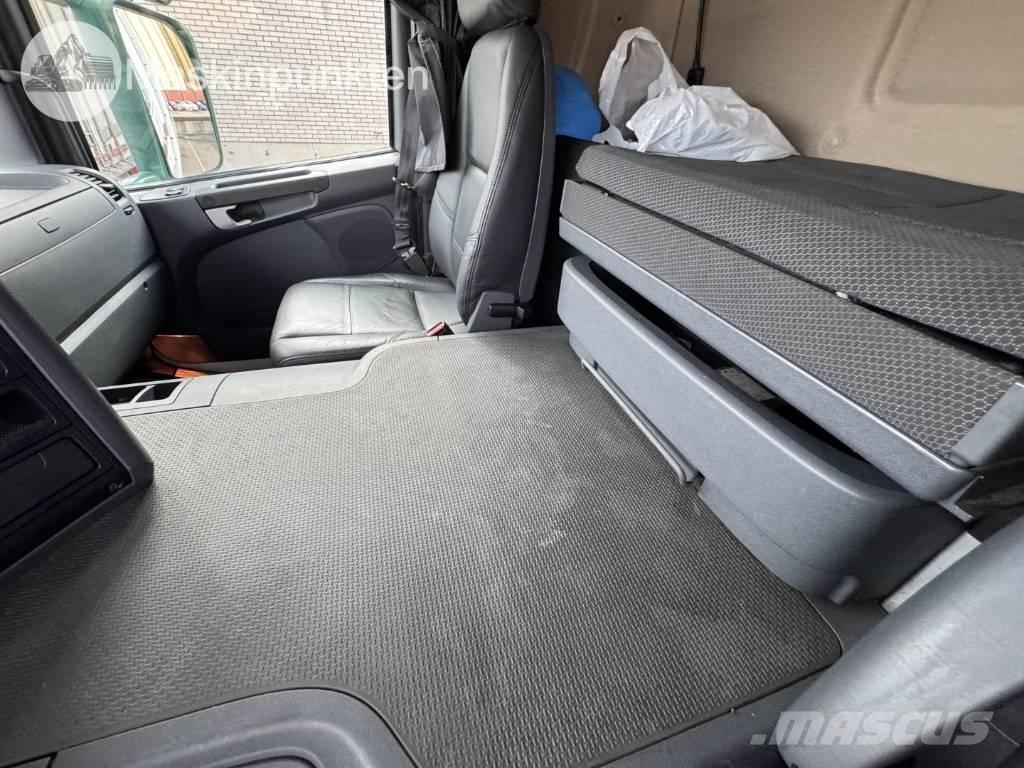 Scania P 320 Camiones con caja de remolque