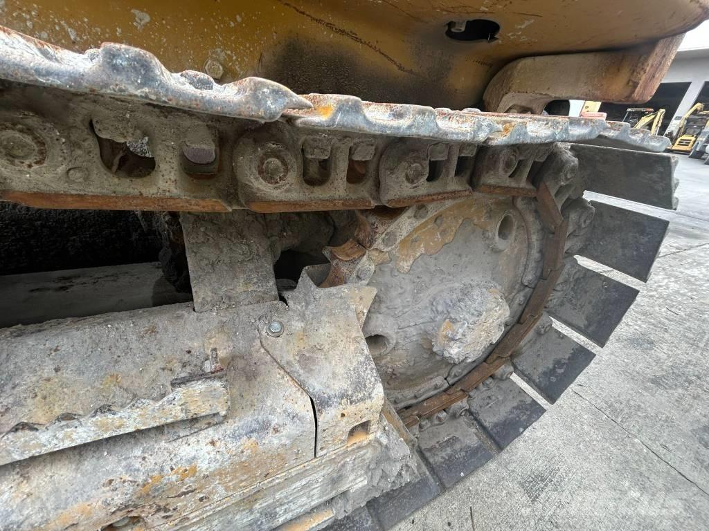CAT D 3 C III Buldozer sobre oruga