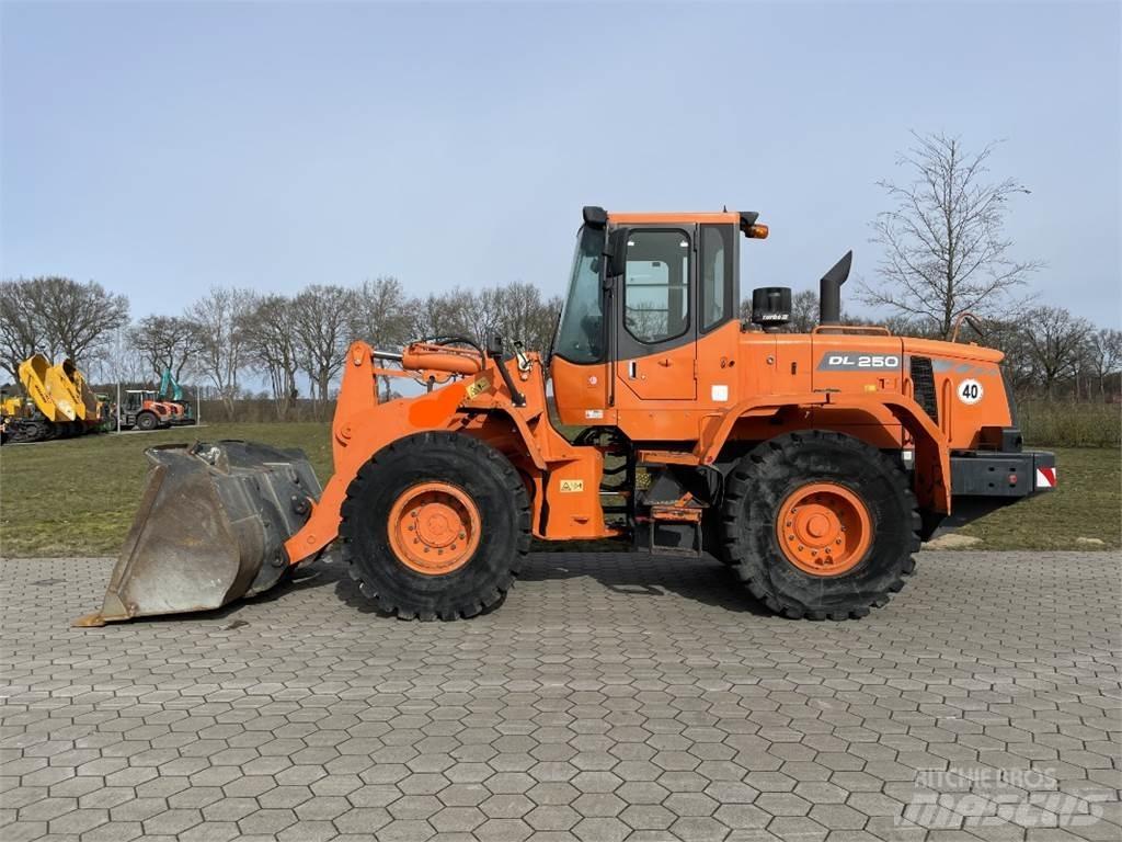 Doosan DL250 Cargadoras sobre ruedas