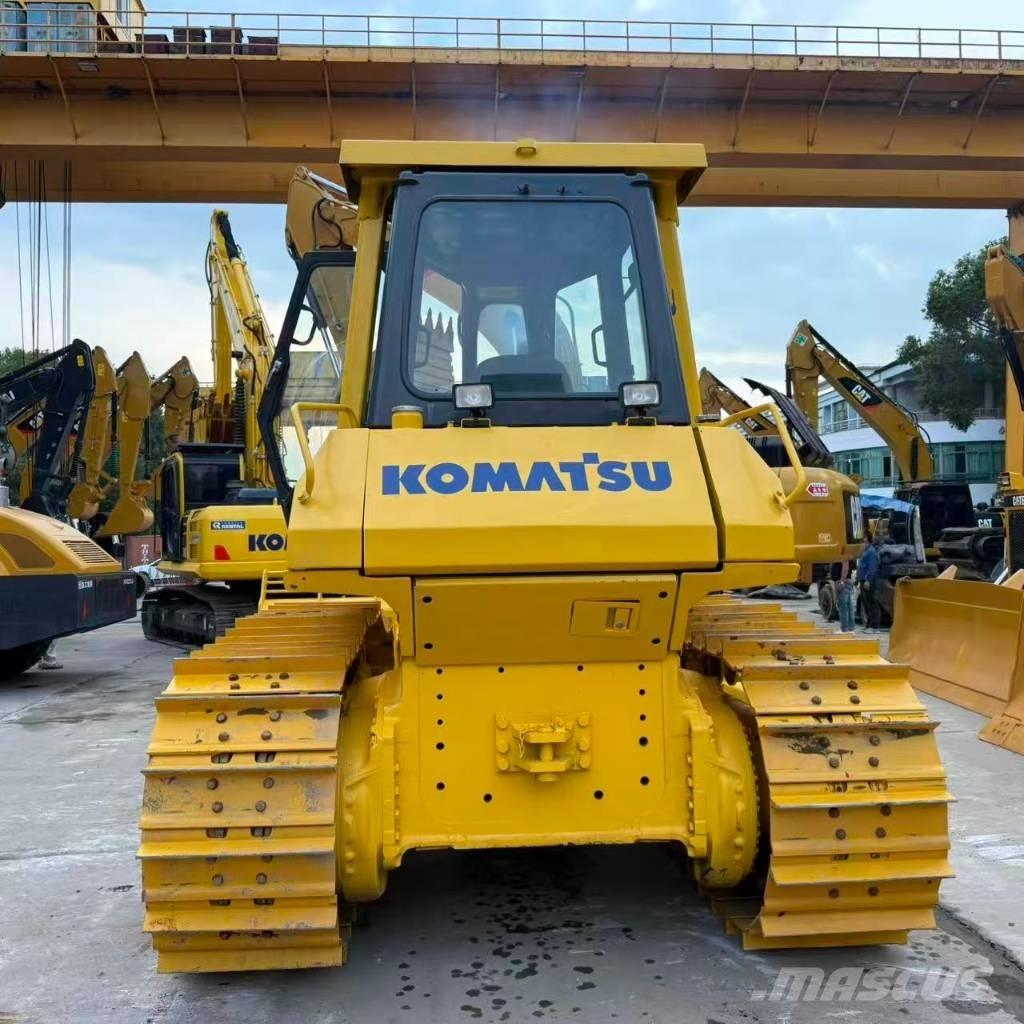 Komatsu D65PX-12E Buldozer sobre oruga