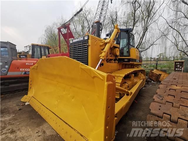 Komatsu D155A Buldozer sobre oruga