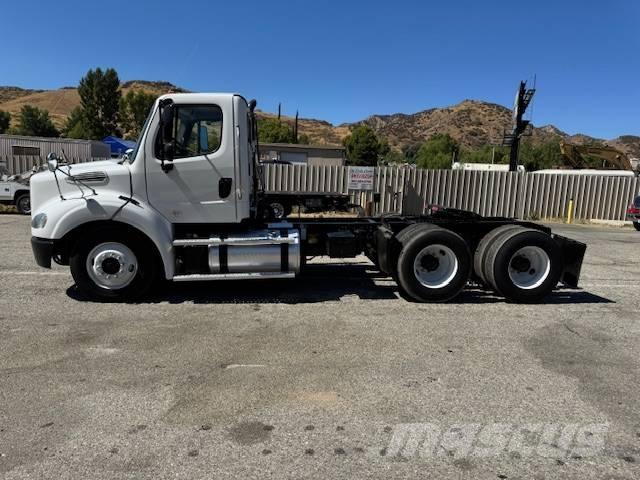 Freightliner M 112 Camiones con chasís y cabina