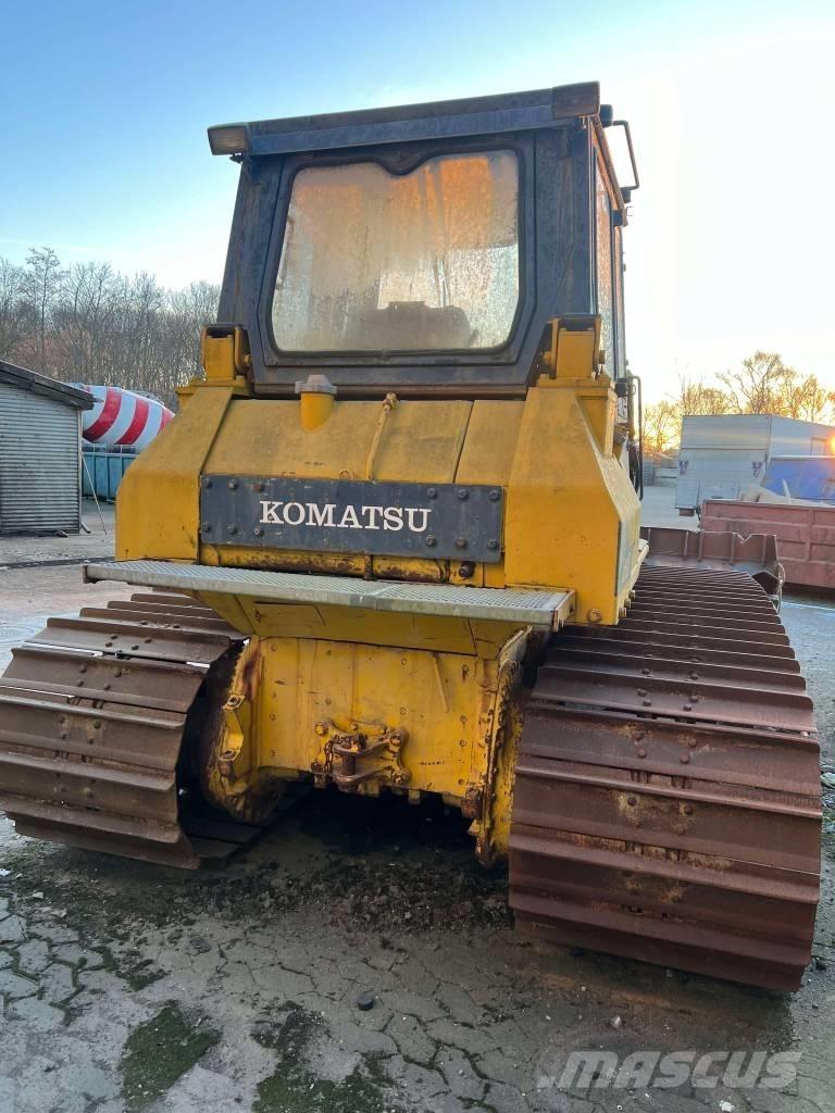Komatsu D 65 P Buldozer sobre oruga