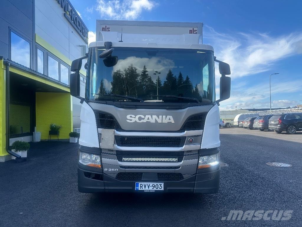 Scania P250 Camiones con caja de remolque