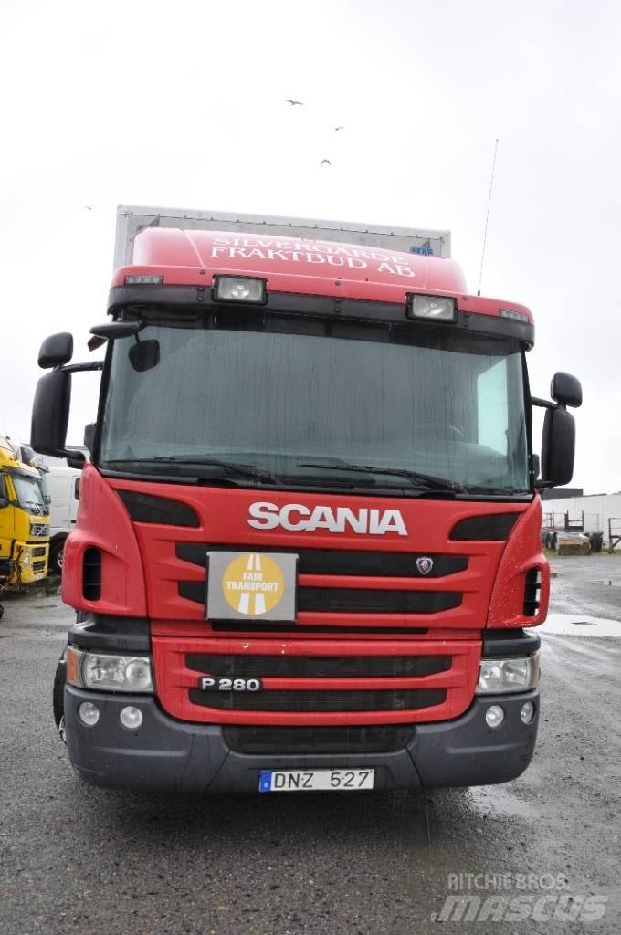 Scania P230 4X2 Camiones con caja de remolque