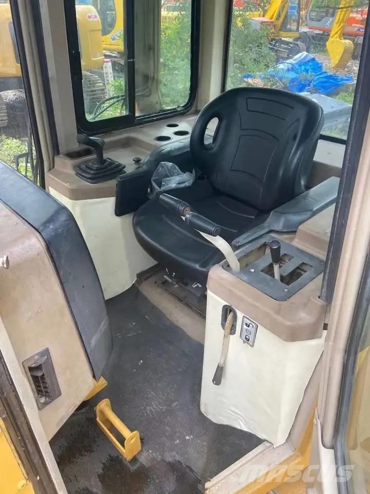 CAT D5M Buldozer sobre oruga