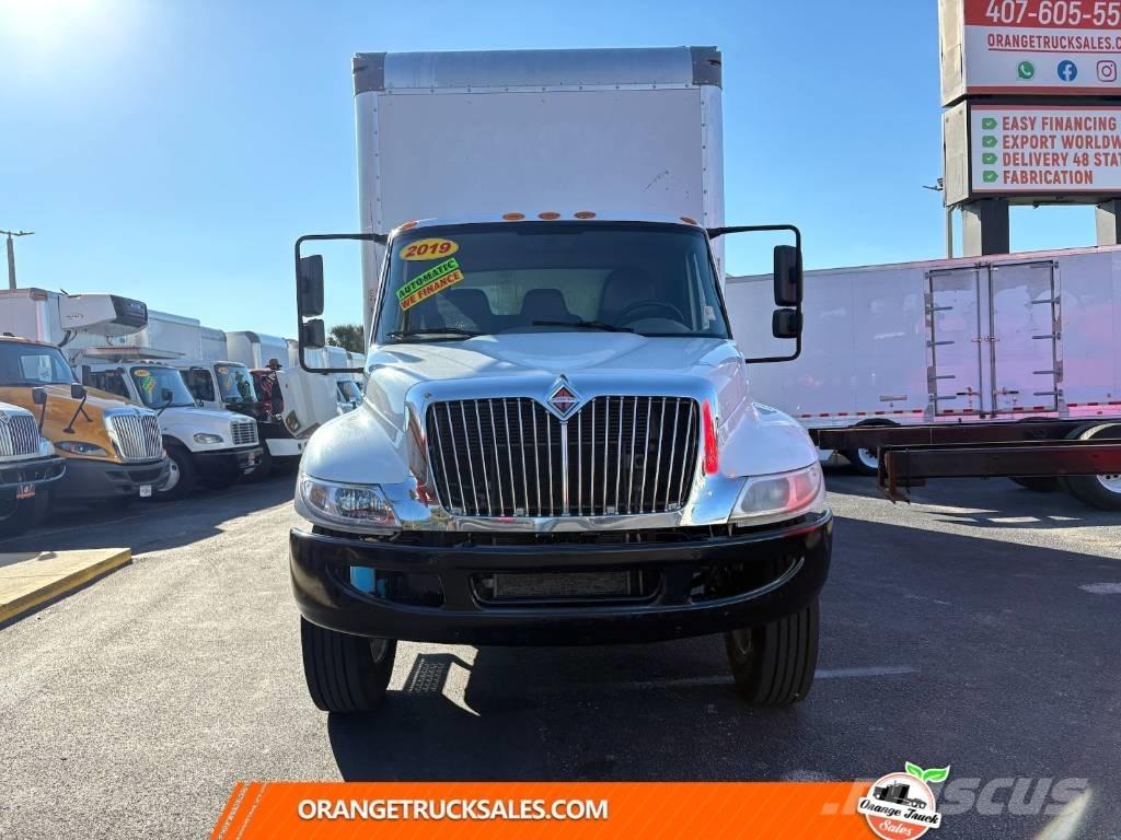 International 4300 Camiones con caja de remolque