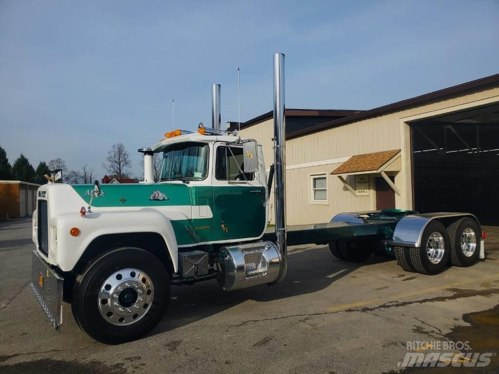 Mack R700 Camiones con chasís y cabina