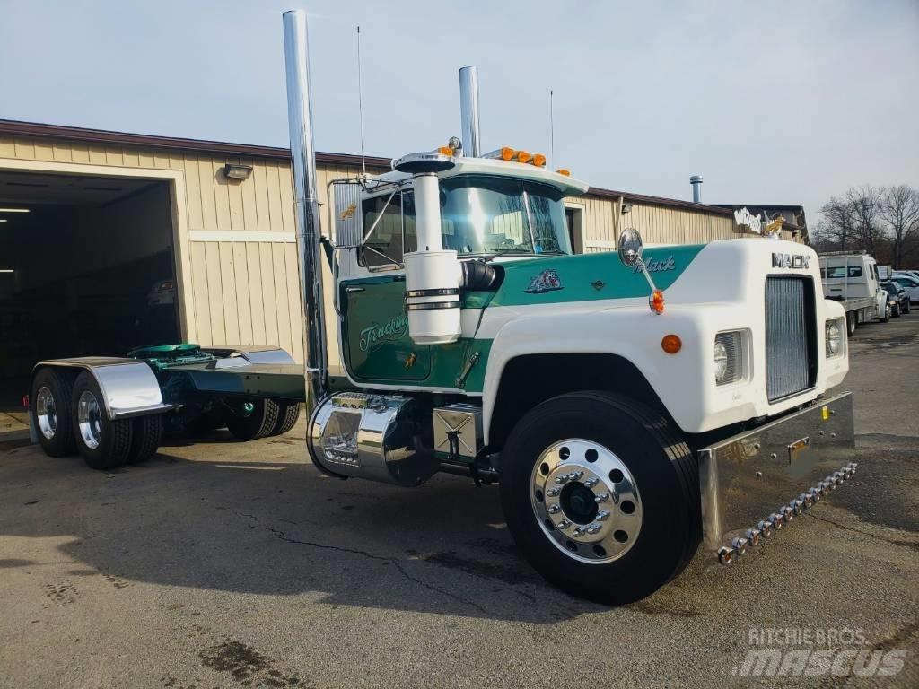 Mack R700 Camiones con chasís y cabina