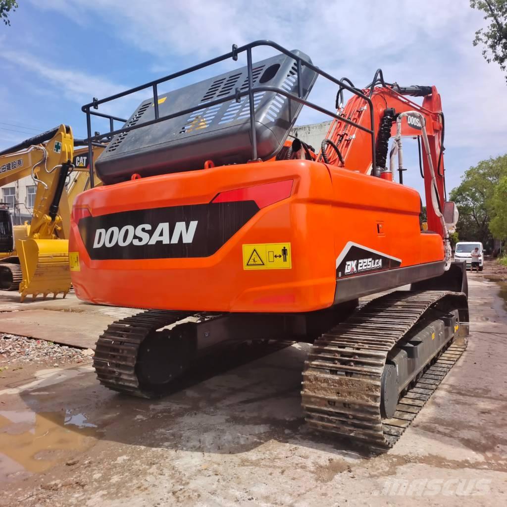 Doosan DX 225 LCA Excavadoras sobre orugas