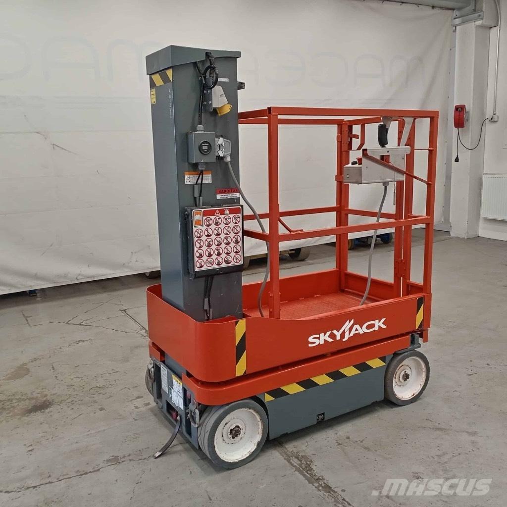 SkyJack SJ 16 Plataformas con jaula de elevación