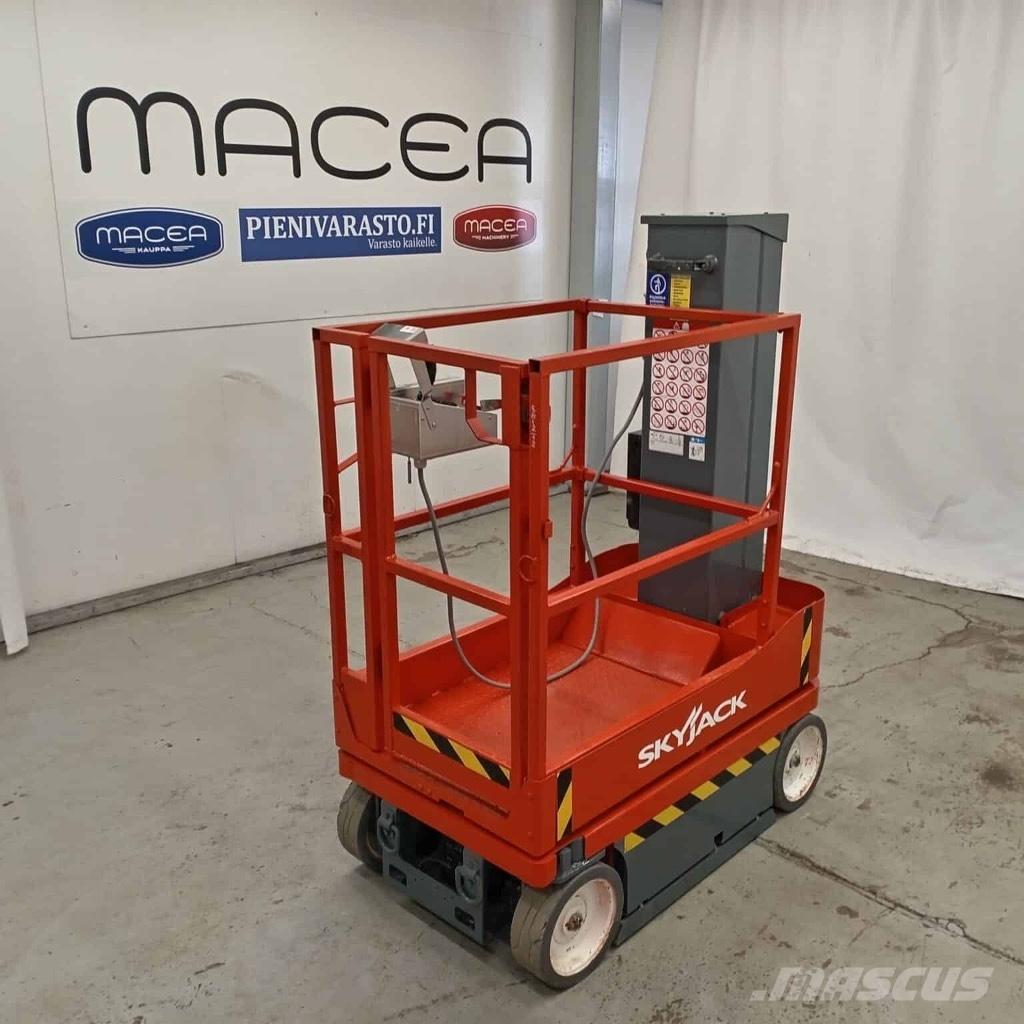 SkyJack SJ 16 Plataformas con jaula de elevación