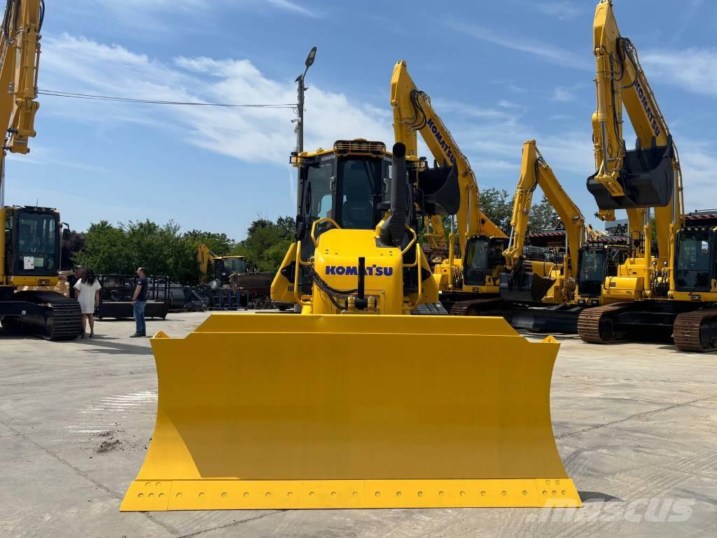 Komatsu D61EX-24E0 Buldozer sobre oruga