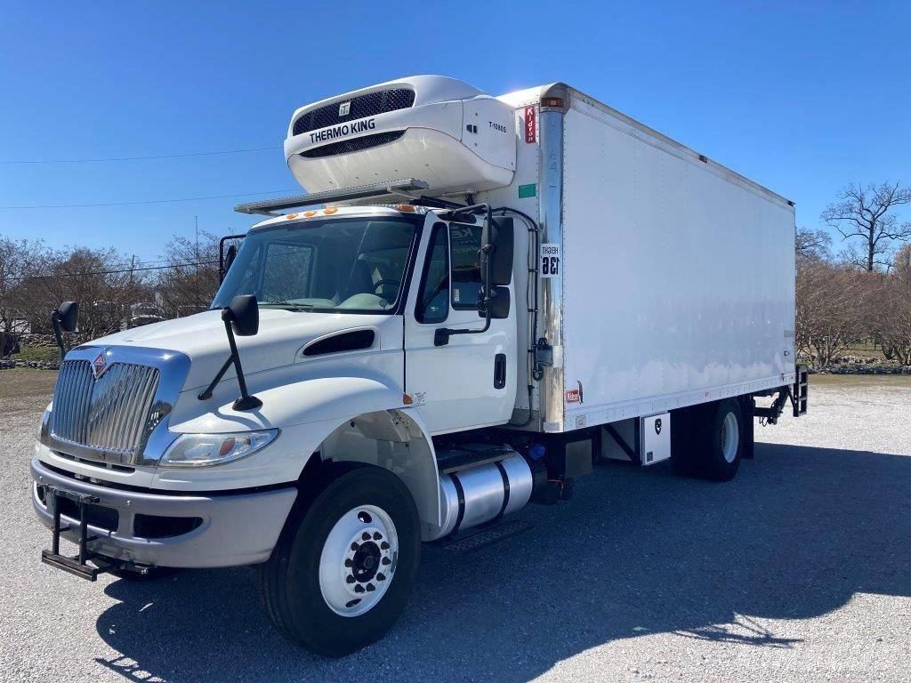 International 4300 Camiones con caja de remolque