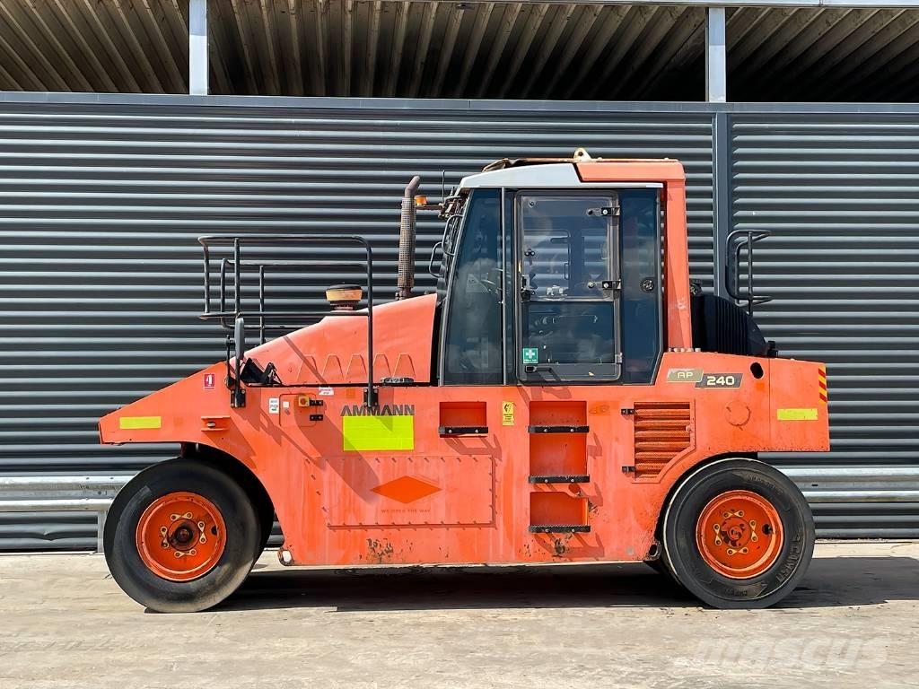 Ammann AP 240 Rodillos sobre neumáticos