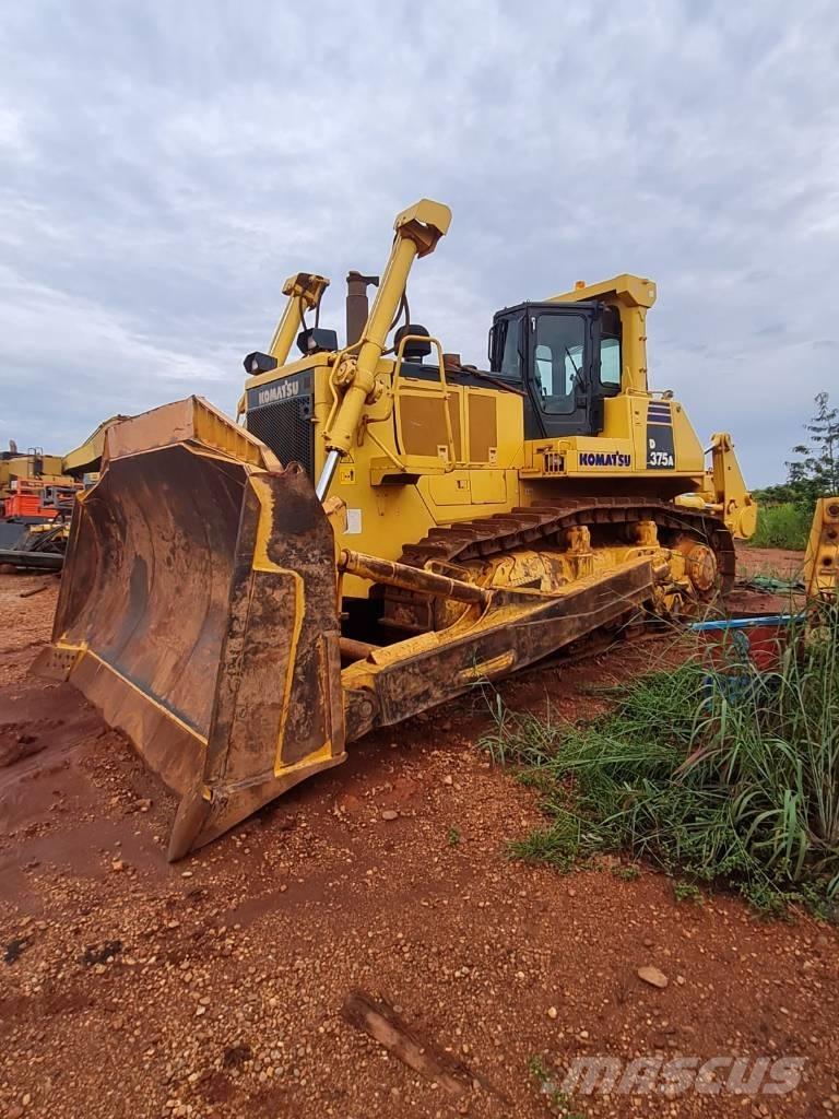 Komatsu D 375 A Buldozer sobre oruga