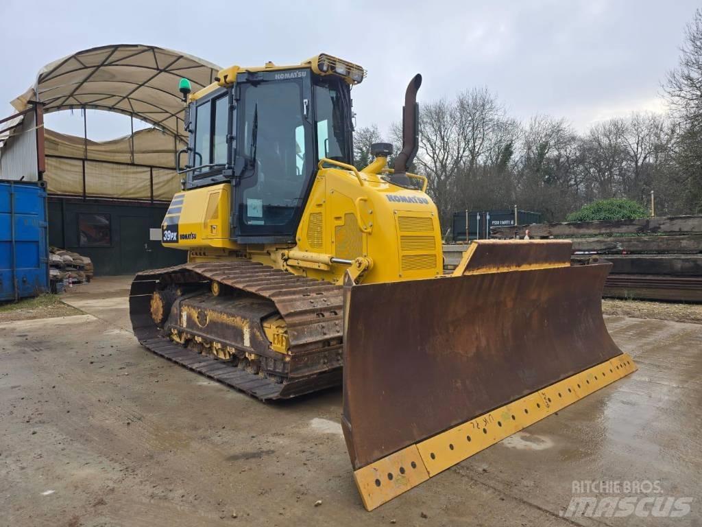 Komatsu D39PX-24 Buldozer sobre oruga