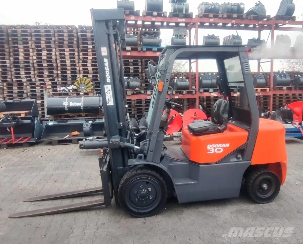 Doosan D 30 G Camiones diesel