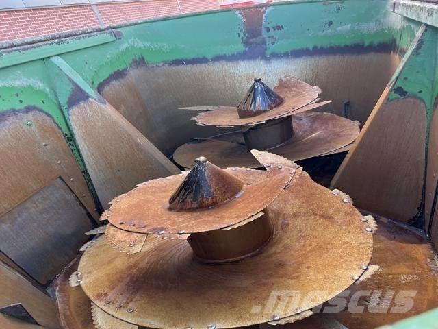 Peecon 26M³ Mezcladoras distribuidoras