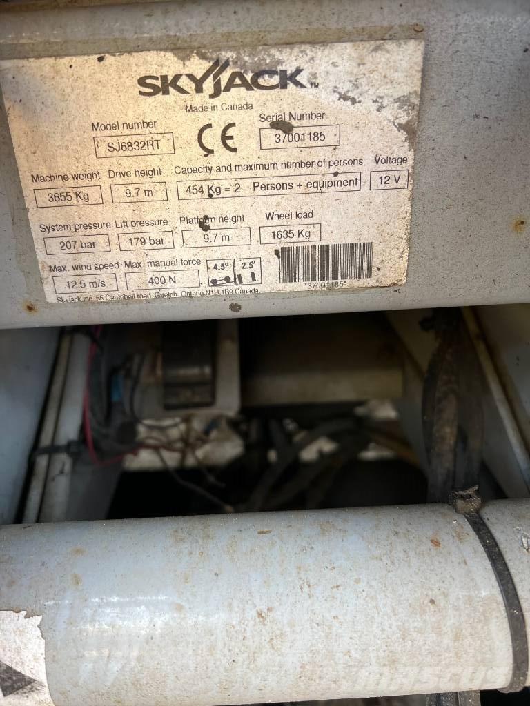 SkyJack SJ 6832 RT Plataformas tijera