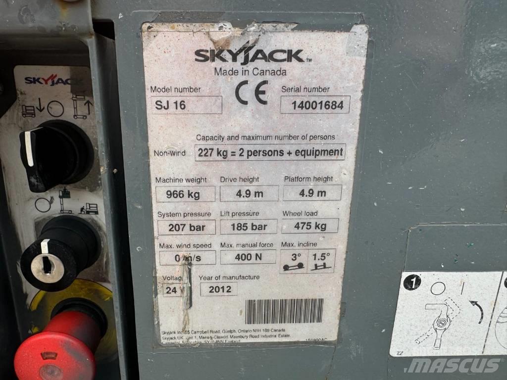 SkyJack SJ 16 Plataformas con jaula de elevación