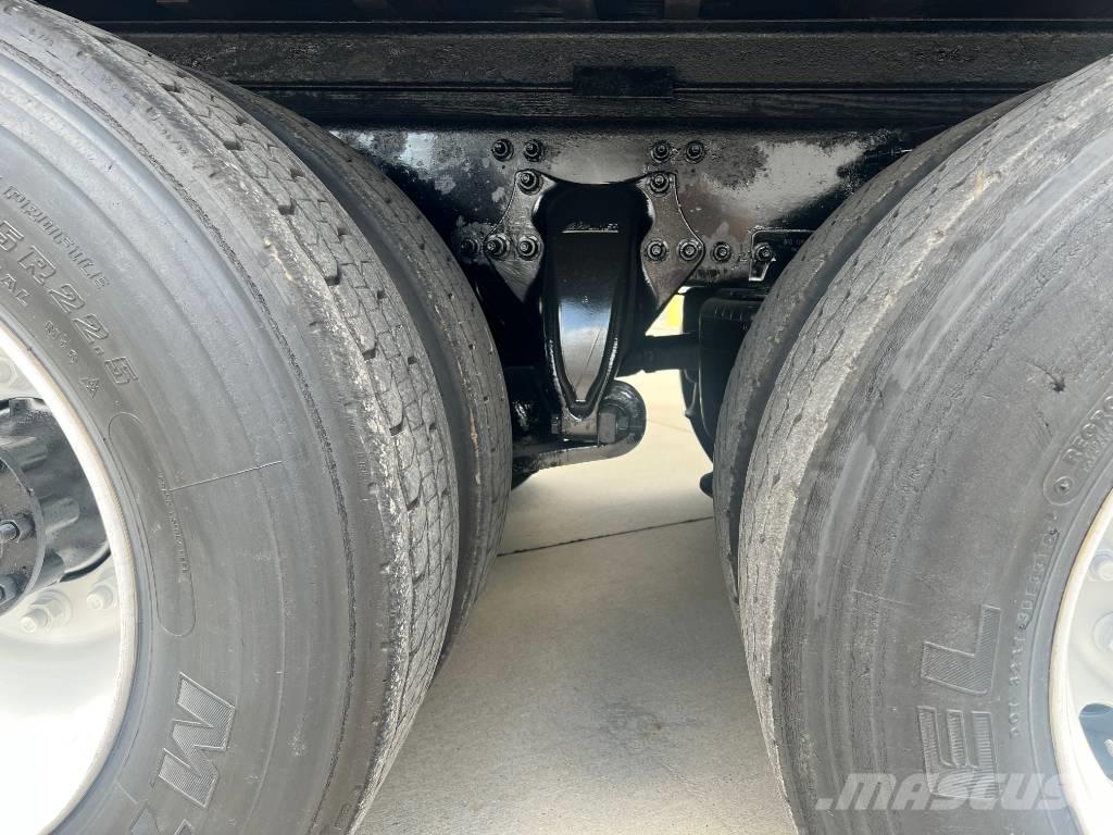 Freightliner M 106 Camiones con caja de remolque