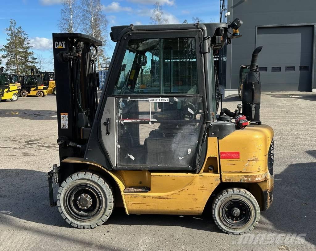 CAT DP 25 K Camiones diesel