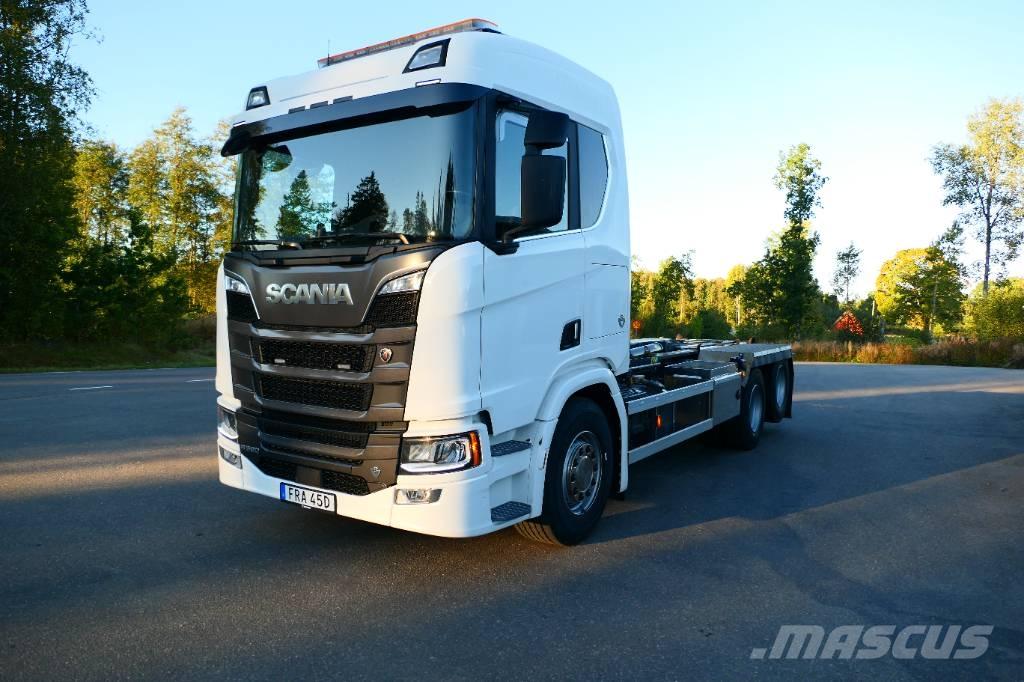 Scania R590B6x2nb Camiones elevadores de gancho