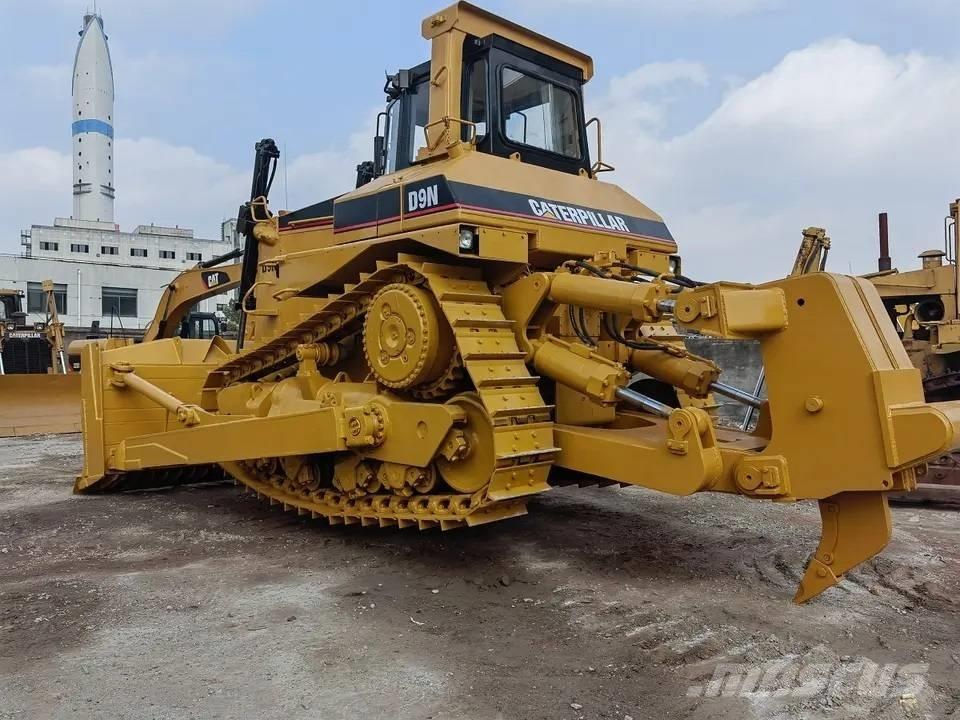 CAT D9N Buldozer sobre oruga