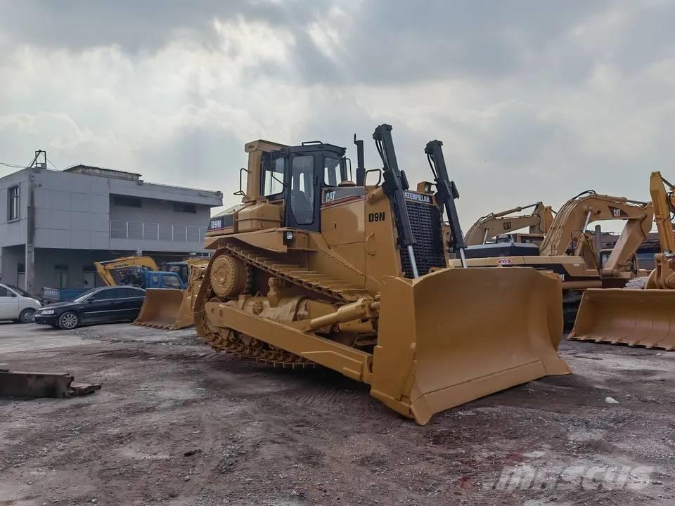 CAT D9N Buldozer sobre oruga