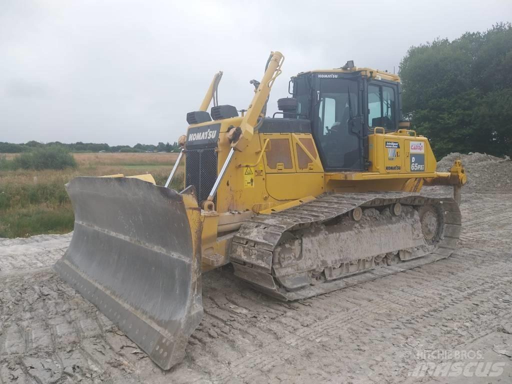 Komatsu D65PXi-18 Buldozer sobre oruga