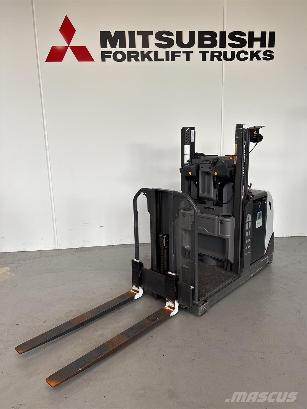 UniCarriers EPL100 Montacargas recogepedidos de baja altura