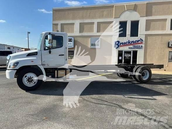 Hino L7 Camiones con chasís y cabina