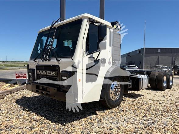 Mack LR64R Camiones con chasís y cabina