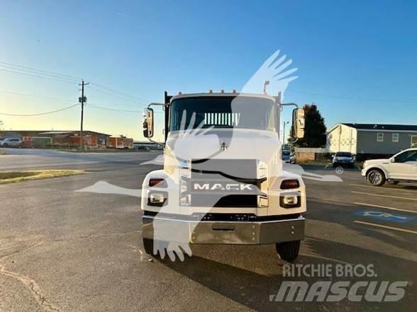 Mack MD6 Camiones de cama baja