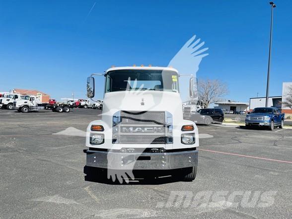 Mack MD6 Camiones con chasís y cabina