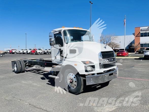 Mack MD6 Camiones con chasís y cabina