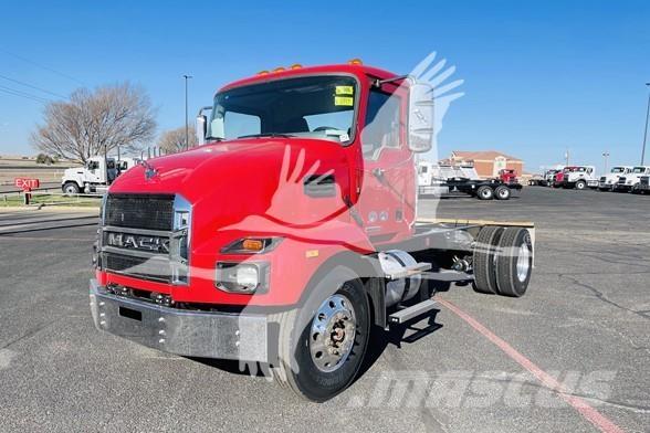 Mack MD6 Camiones con chasís y cabina
