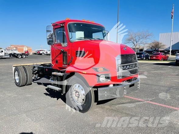 Mack MD6 Camiones con chasís y cabina
