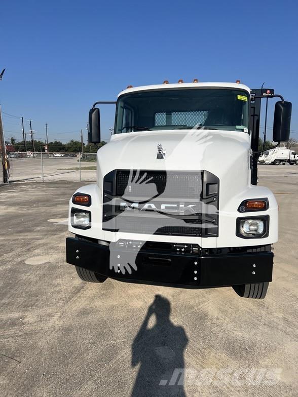 Mack MD6 Camiones de cama baja