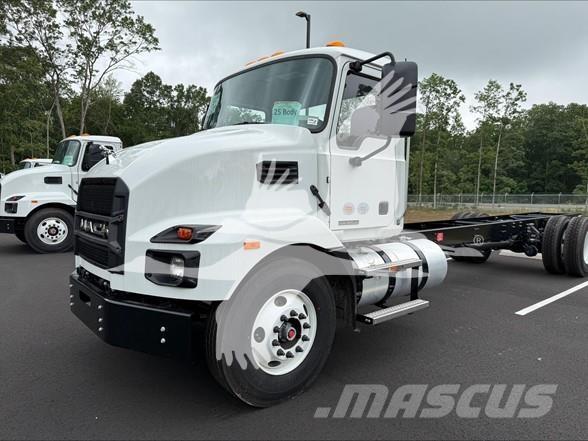Mack MD6 Camiones con chasís y cabina