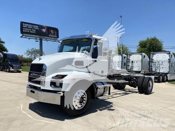 Mack MD7 Camiones con chasís y cabina