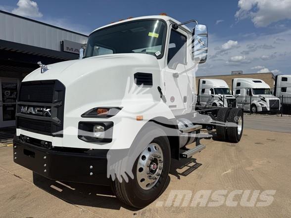 Mack MD7 Camiones con chasís y cabina