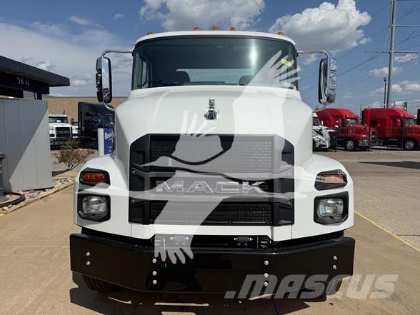 Mack MD7 Camiones con chasís y cabina