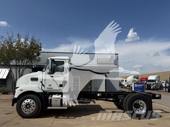 Mack MD7 Camiones con chasís y cabina