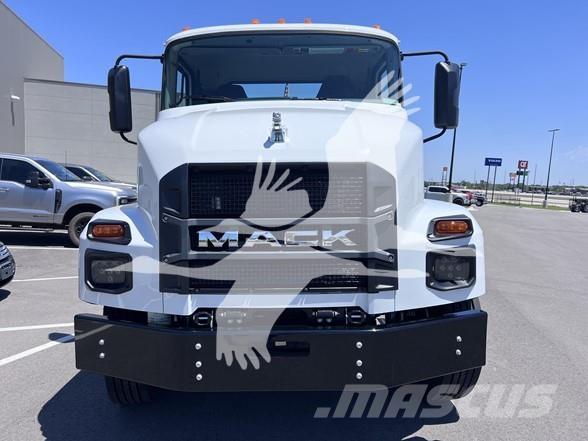 Mack MD7 Camiones con chasís y cabina